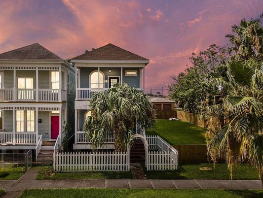 Backyard, Exterior, Facade, Queen Anne Victorian