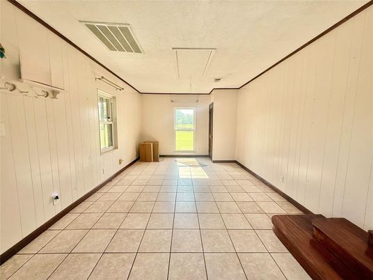 Empty room, Interior