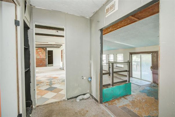 Empty room, Interior