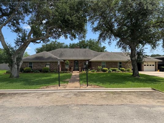 Backyard, Exterior, Facade, Brick Facade, Ranch