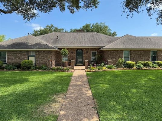 Exterior, Facade, Brick Facade, Ranch