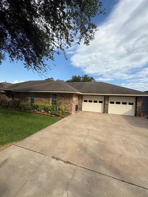 Attached, Exterior, Facade, Brick Facade, Ranch