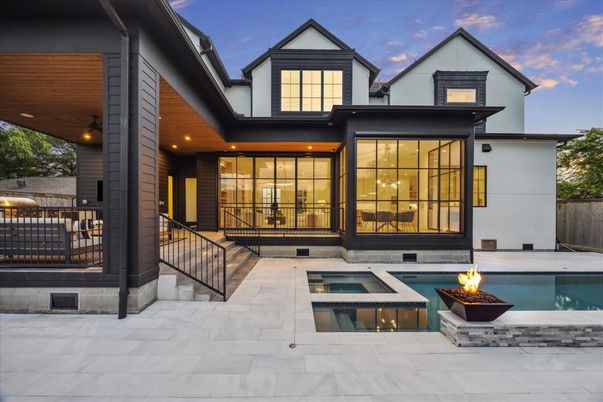 Exterior, Facade, Pool, Modern