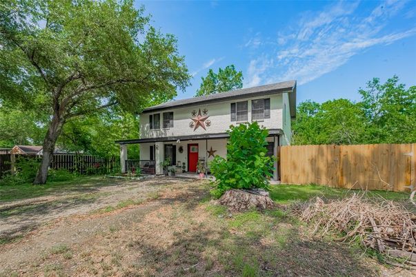 Backyard, Exterior, Facade, Raised Ranch