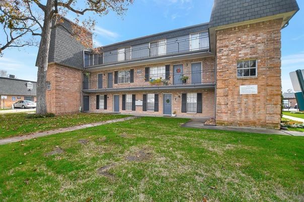 Exterior, Facade, Brick Facade, Georgian