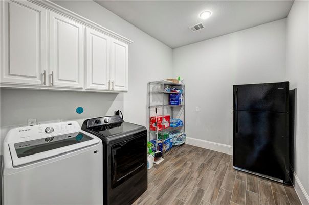 Interior, Recessed Lighting, Washer, Wood Texture Flooring