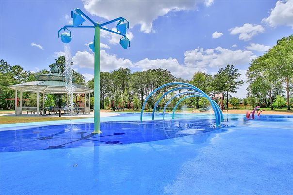 Exterior, Playground, Pool