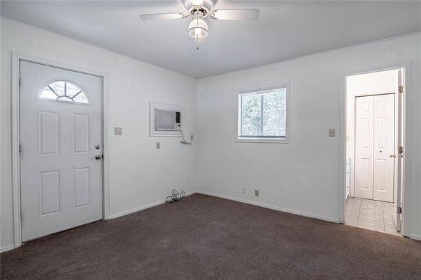 Empty room, Interior