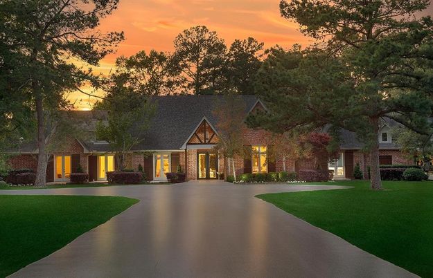 Exterior, Facade, Brick Facade, Brick Traditional
