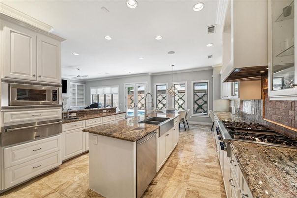 Chandelier, Dining room, Interior, Kitchen, Pendant Lights, Recessed Lighting, Stainless Steel Appliances