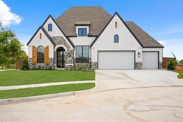 Attached, Exterior, Facade, Brick Traditional