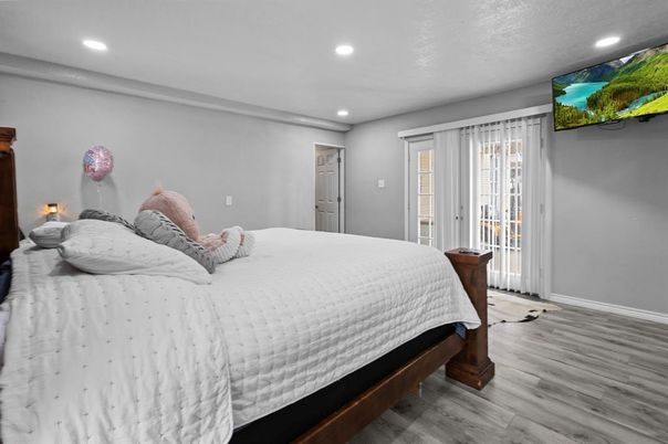 Bedroom, Interior, Recessed Lighting, Wood Texture Flooring