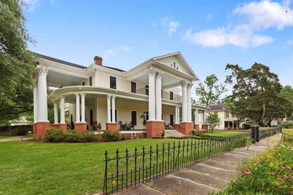 Backyard, Exterior, Facade, Queen Anne Victorian