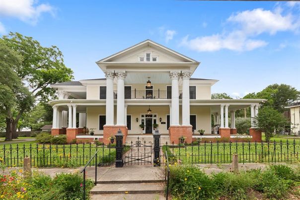Exterior, Facade, Queen Anne Victorian