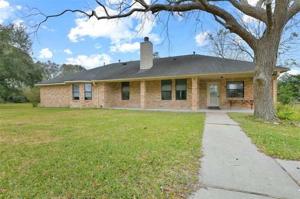 Backyard, Exterior, Facade, Brick Facade, Ranch