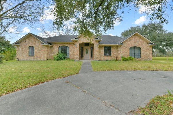 Backyard, Exterior, Facade, Brick Facade, Brick Traditional