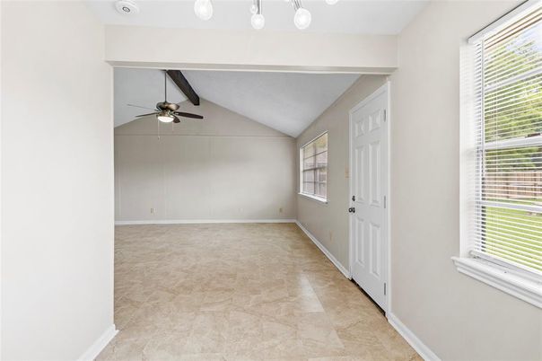 Empty room, Interior