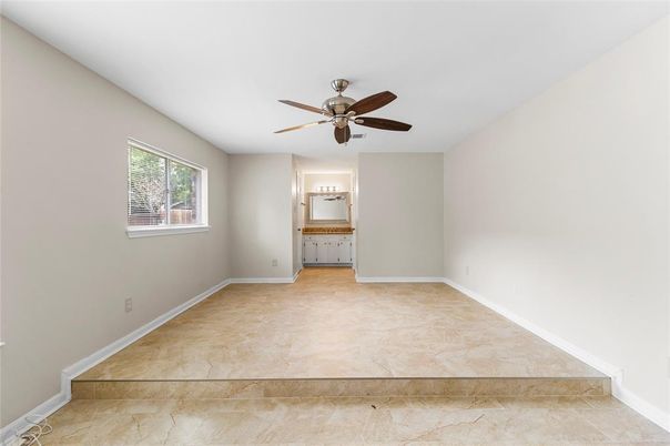 Empty room, Interior
