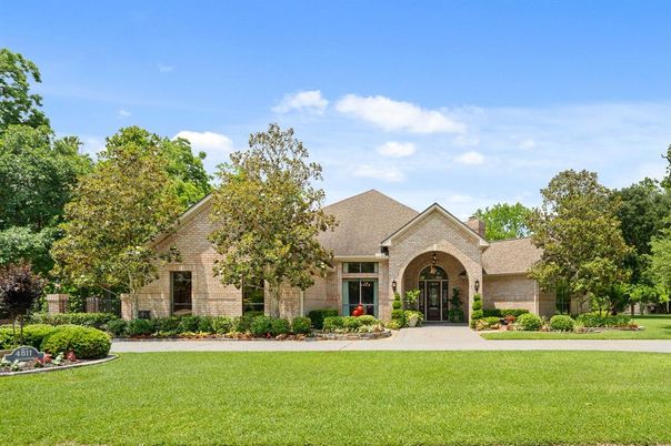 Backyard, Exterior, Facade, Brick Facade, Brick Traditional