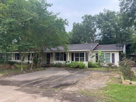 Backyard, Exterior, Facade, Ranch