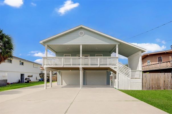 Attached, Exterior, Facade, American Craftsman