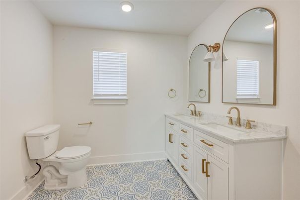 Bathroom, Dual Sink Vanities, Interior, Recessed Lighting