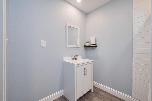 Interior, Recessed Lighting, Washer, Wood Texture Flooring