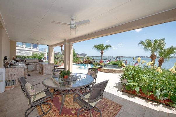 Exterior, Pool, Water