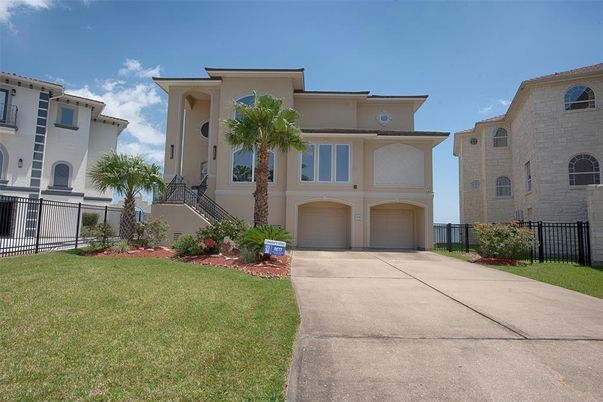 Attached, Exterior, Facade, Mediterranean