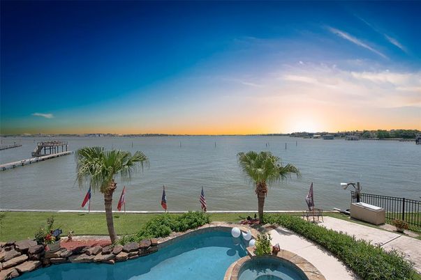 Exterior, Pool, Water