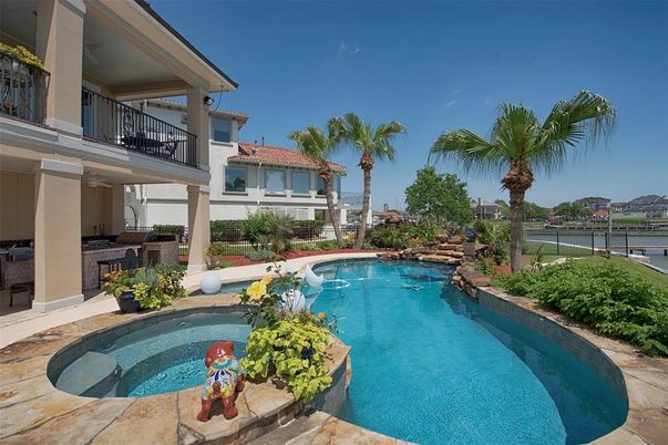 Exterior, Pool, Water