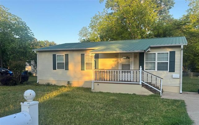 Backyard, Exterior, Facade, Ranch