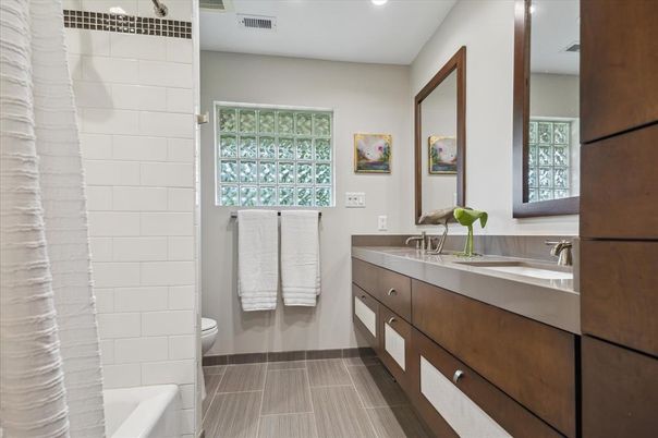 Bathroom, Dual Sink Vanities, Interior, Recessed Lighting