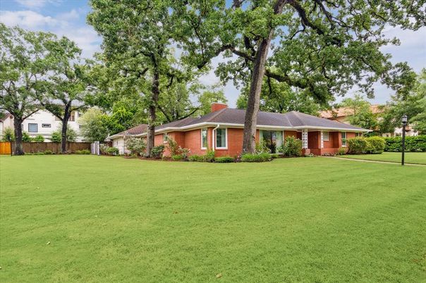 Backyard, Exterior, Facade, Brick Facade, Ranch