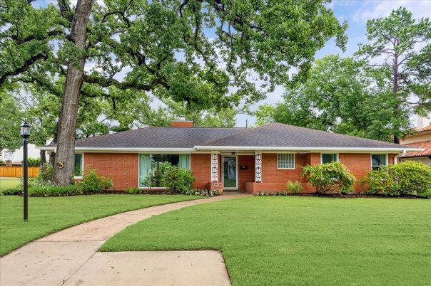 Exterior, Facade, Brick Facade, Ranch