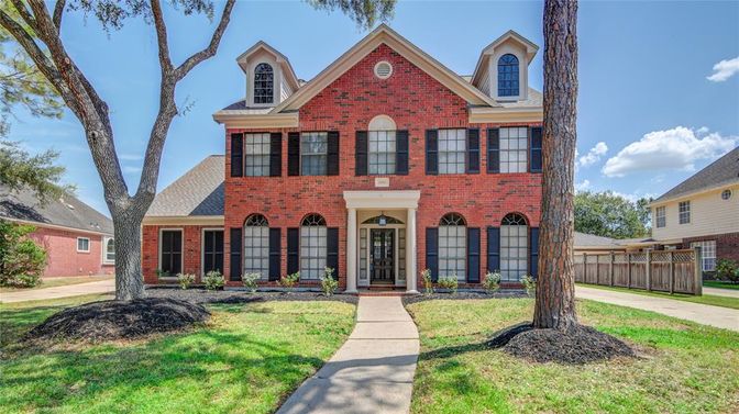 Exterior, Facade, Brick Facade, Georgian