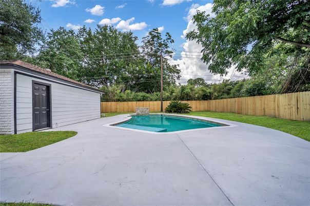 Exterior, Pool