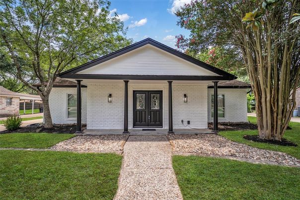 Exterior, Facade, Brick Facade, Ranch