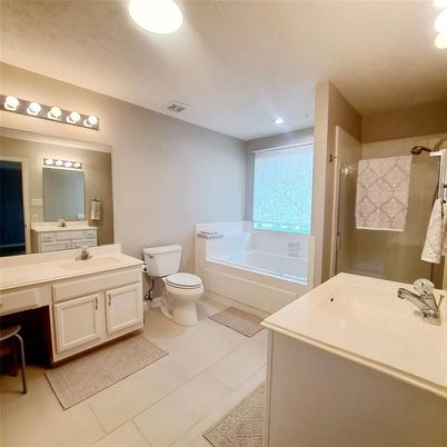 Bathroom, Dual Sink Vanities, Interior, Recessed Lighting