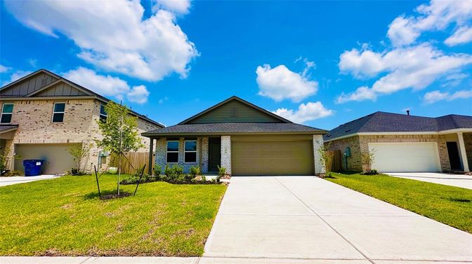 Attached, Exterior, Facade, American Craftsman