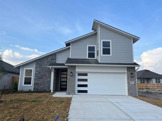Attached, Exterior, Facade, American Craftsman