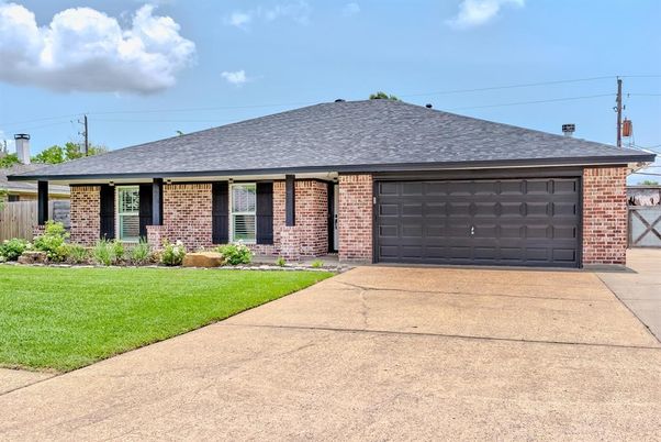 Attached, Exterior, Facade, Brick Facade, Ranch