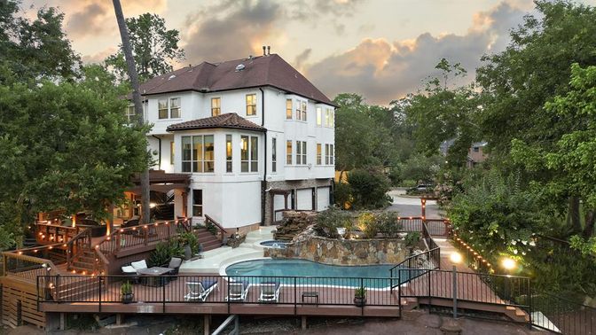 Exterior, Facade, Pool, Queen Anne Victorian