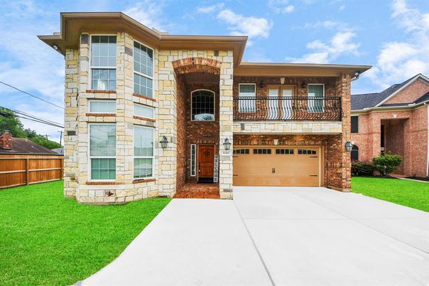 Attached, Exterior, Facade, Brick Traditional