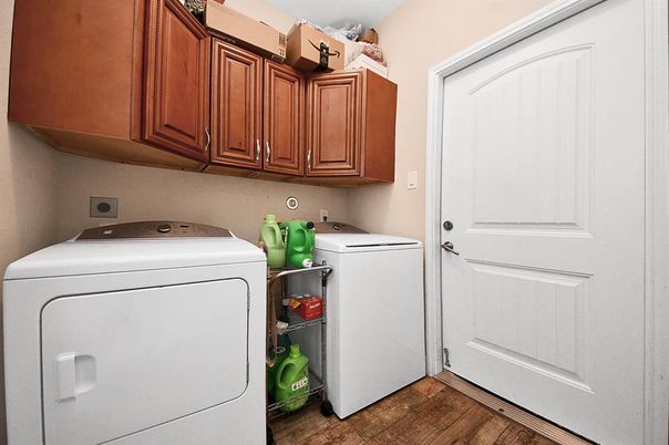 Interior, Washer, Wood Texture Flooring