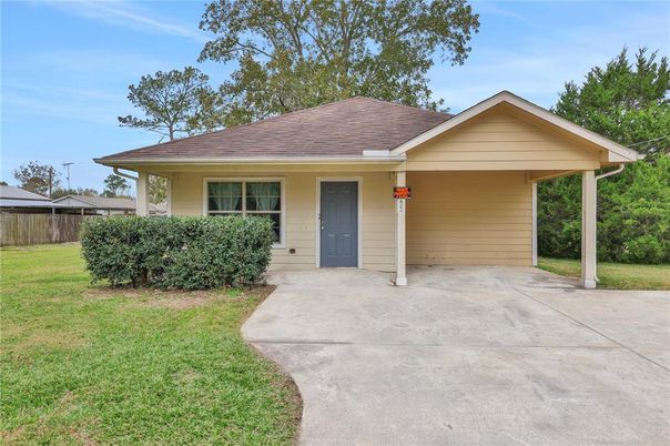 Backyard, Exterior, Facade, Ranch