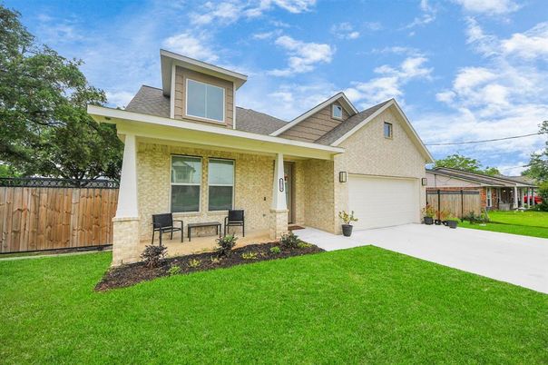 Attached, Exterior, Facade, Brick Facade, American Craftsman