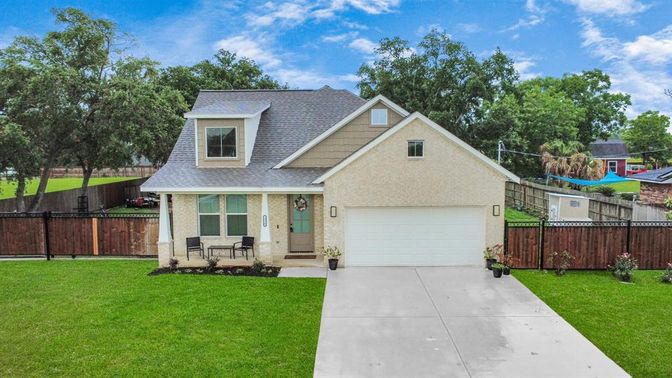 Attached, Exterior, Facade, Ranch