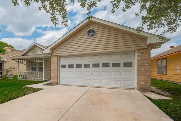 Attached, Exterior, Facade, Brick Traditional