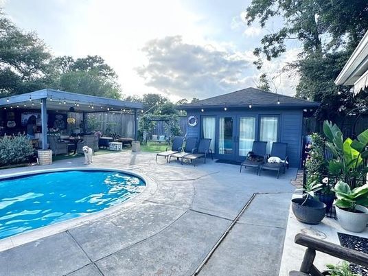Exterior, Pool